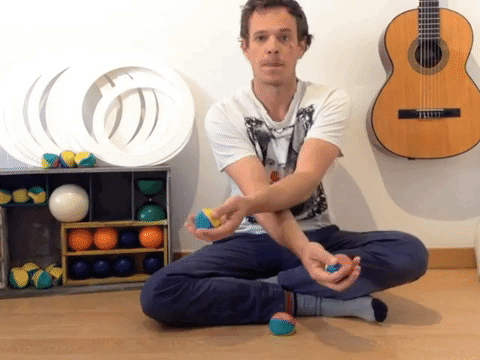 Lanzamientos algo más complejos, lanzar una bola hacia arriba, pasar tu mano por debajo de otro brazo cruzado y coger la bola