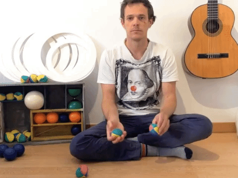 Lanzamiento complejo, el espejo, lanza una bola hacia arriba con una mano y con la otra acompañar el movimiento de manera sincronizada