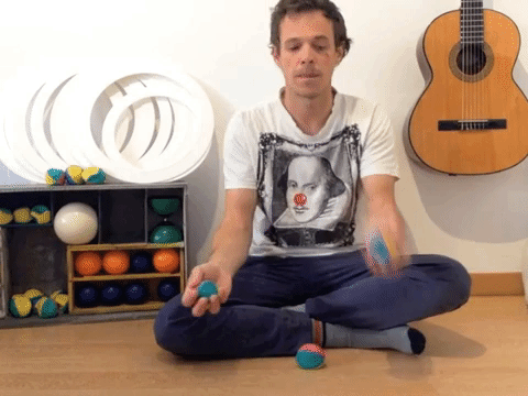 Lanzamiento simple para calentar motores, lanzar bola hacia un lado y cogerla con la misma mano estrechada