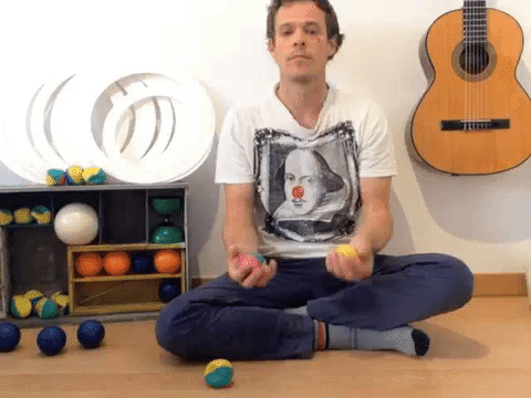 Lanzamientos para entrenar la dosificación de la fuerza, da manera simultánea lanzar una bola hacia arriba con cada mano, pero una bola el doble de alto que la otra