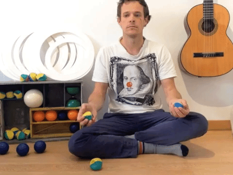 Un truco no muy complejo pero que requiere de mucha corrdinación y lateralidad, se llama tenis