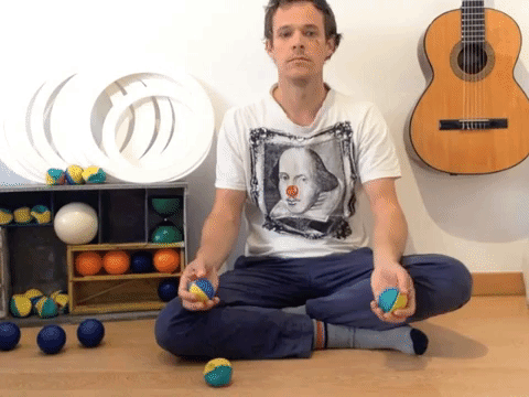 El Lanzamiento con dos bolas que uno debe practicar para aprender a hacer malabares